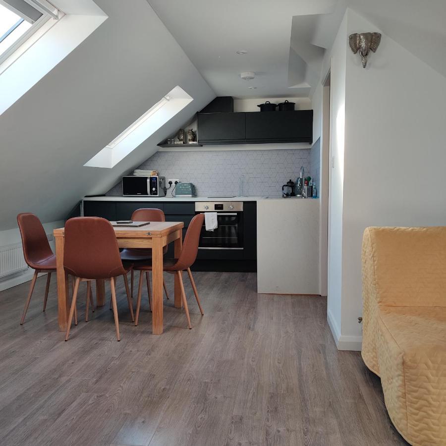 Delightful & Picturesque Modern Detached Apartment, Next To Chester Zoo, Near Park And Ride To City Centre Exterior foto